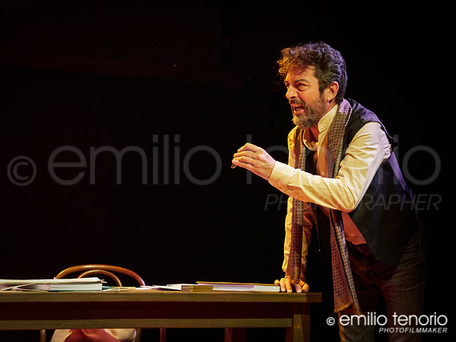 ESCENAMADRID.COM - Tu mano en la mía - Teatro Fernán Gómez - © Emilio Tenorio